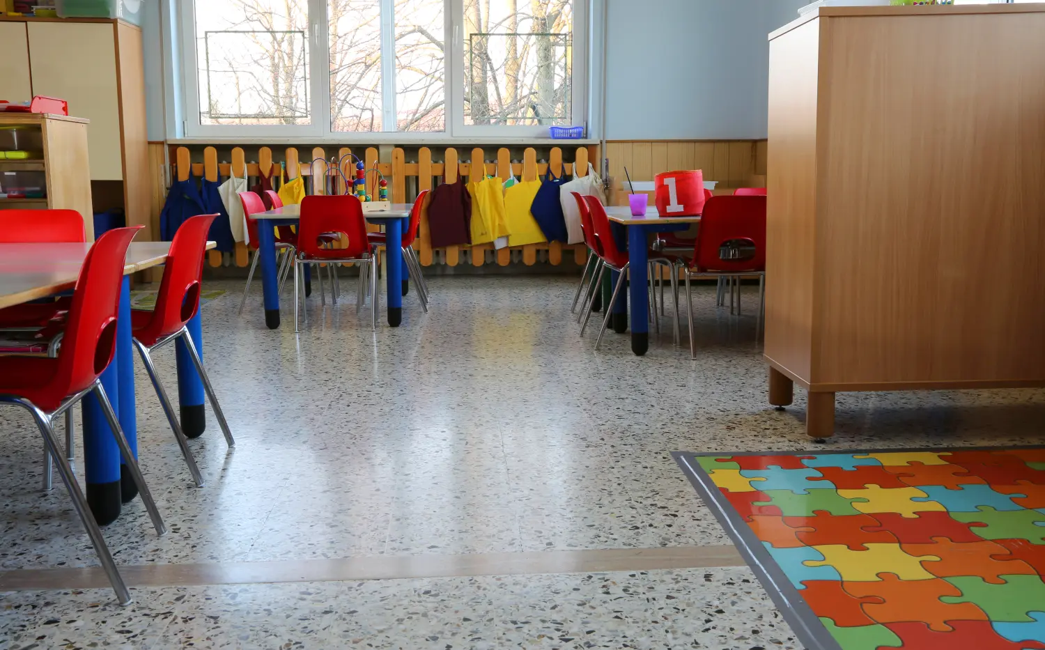 In einem Klassenzimmer im Kindergarten mit kleinen Stühlenhlen