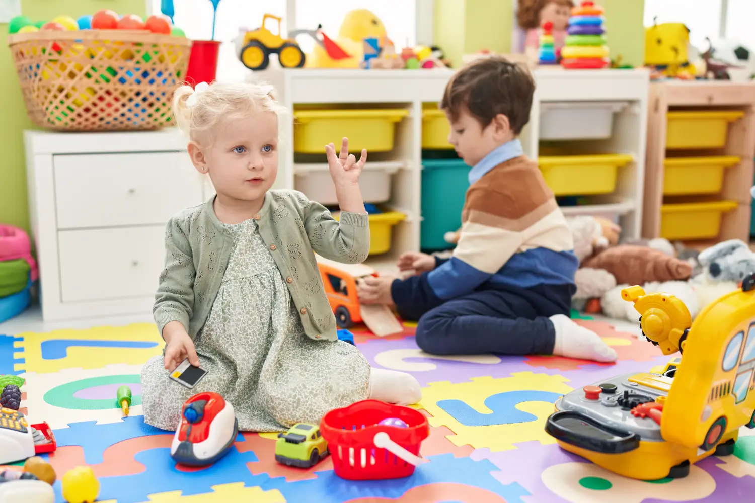 Kleine Kinder spielen mit Spielzeug